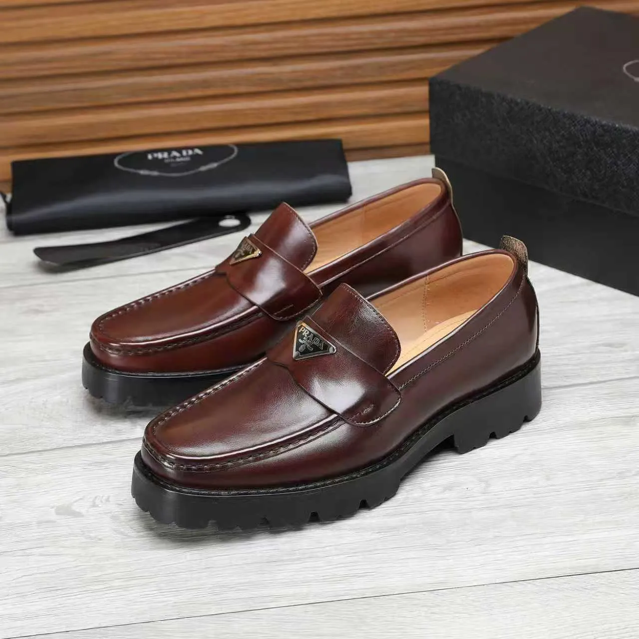 Men's shoes 💰540 💰💰🎩🎩【Prada】Counter 1:1⬆️original reproduction, absolute quality🆗original outsole, high-quality imported rubber, wear-resistant and non-slip, never degummed, upper material: imported first-layer cowhide➕anti-slip foam outsole, official website material, inner material: water-dyed leather lining, 6 colors available! Code number 38-45